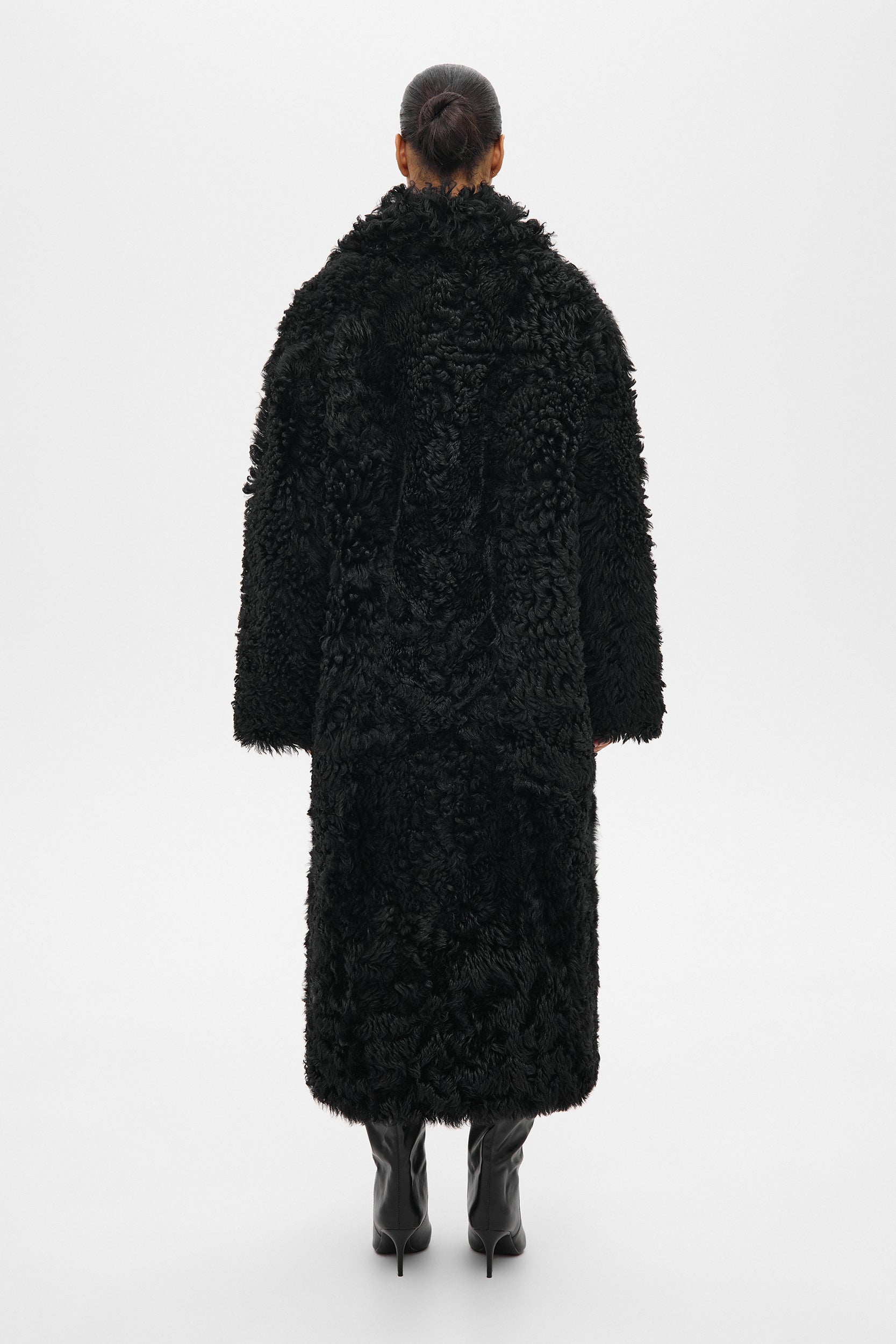 LONG SHEARLING COAT IN BLACK (1923)