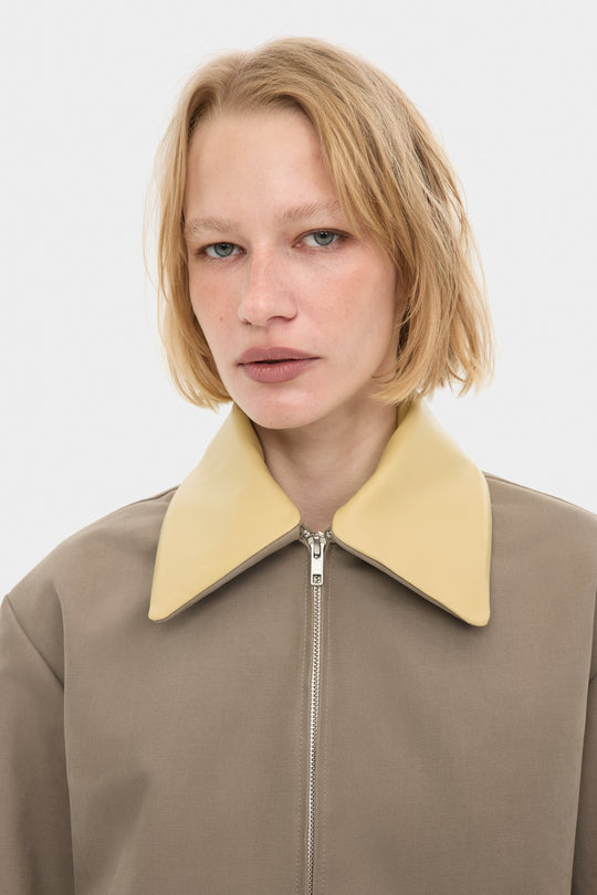 KRISTIN ELONGATED COTTON JACKET WITH DETACHABLE LEATHER COLLAR IN TAUPE