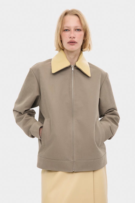 KRISTIN ELONGATED COTTON JACKET WITH DETACHABLE LEATHER COLLAR IN TAUPE