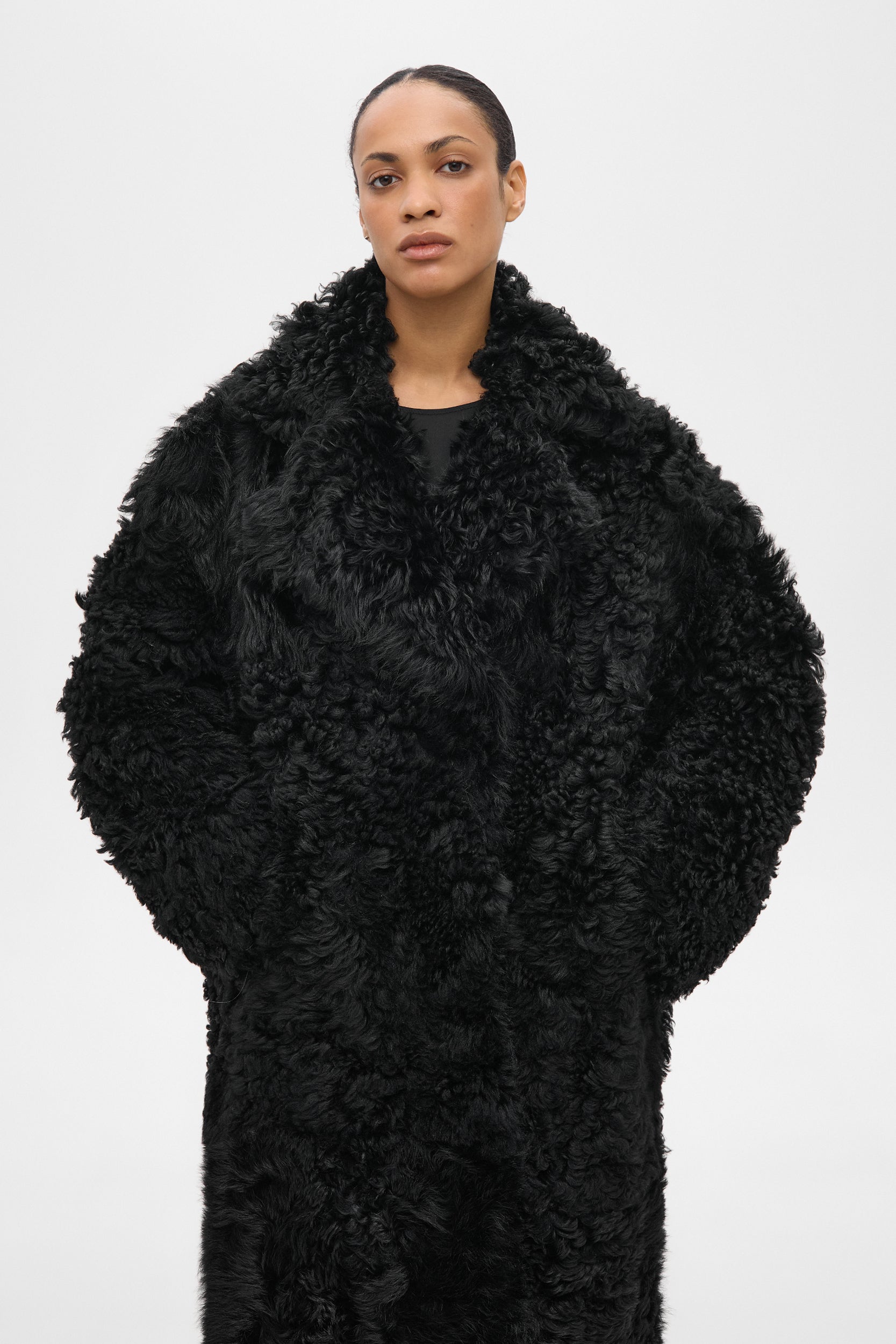 LONG SHEARLING COAT IN BLACK (1923)