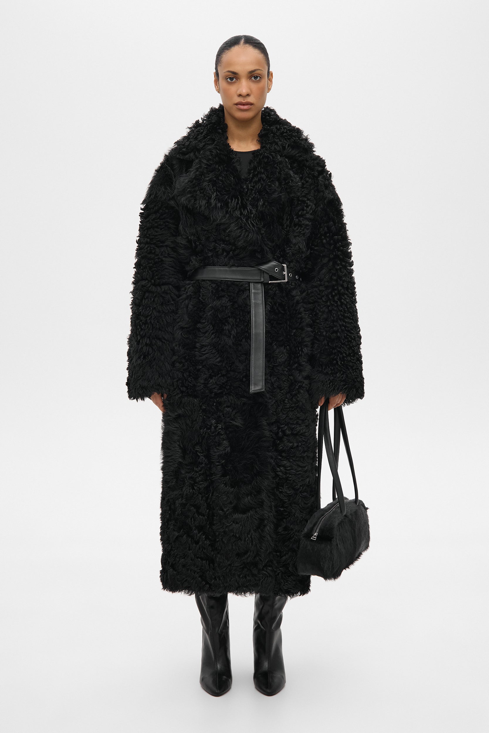 LONG SHEARLING COAT IN BLACK (1923)
