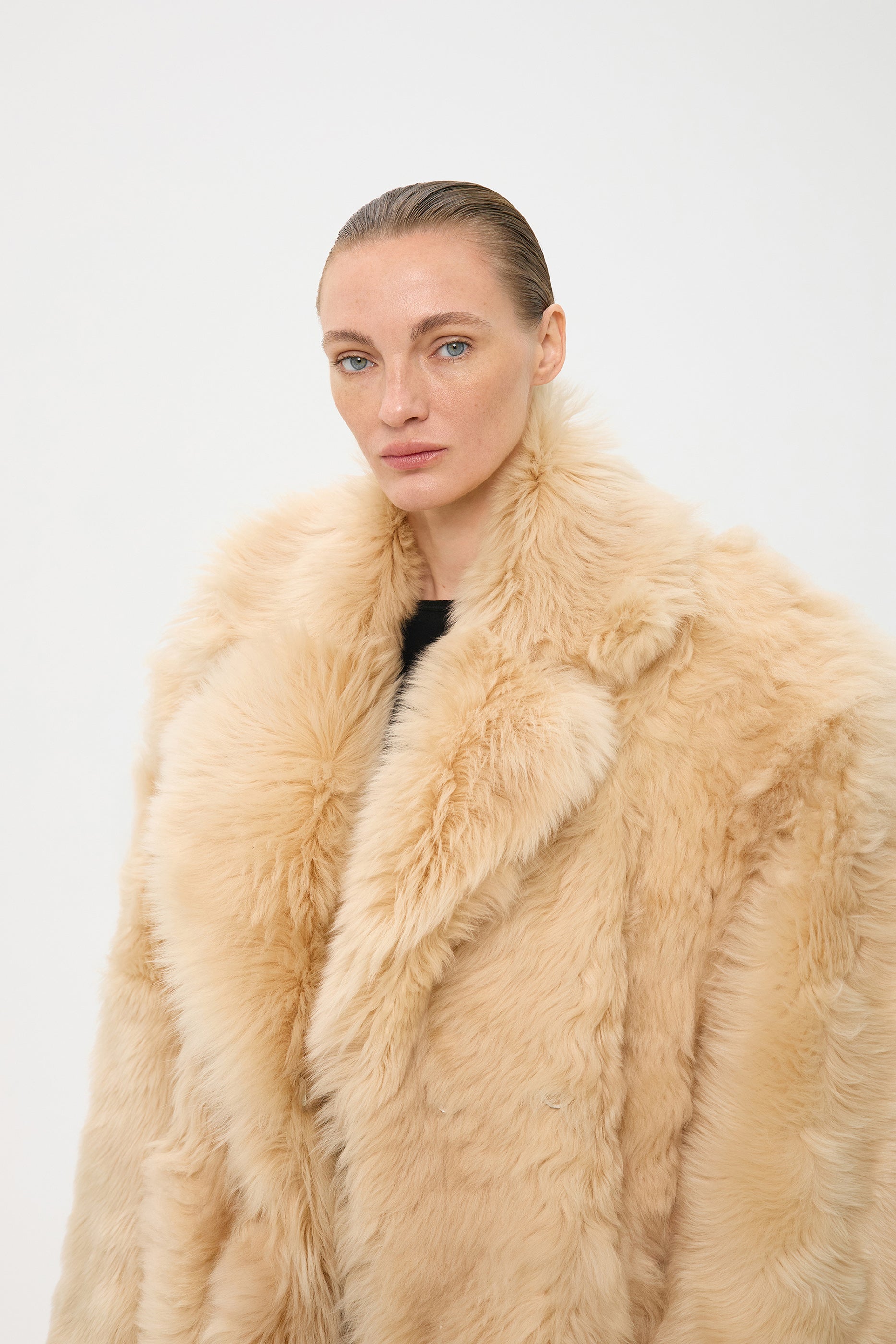 Samantha Shearling Coat With Wide Shoulders In Beige (2320/3)
