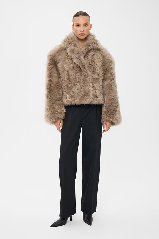 SAMANTHA CROPPED SHEARLING COAT WITH WIDE SHOULDERS IN DUST BEIGE