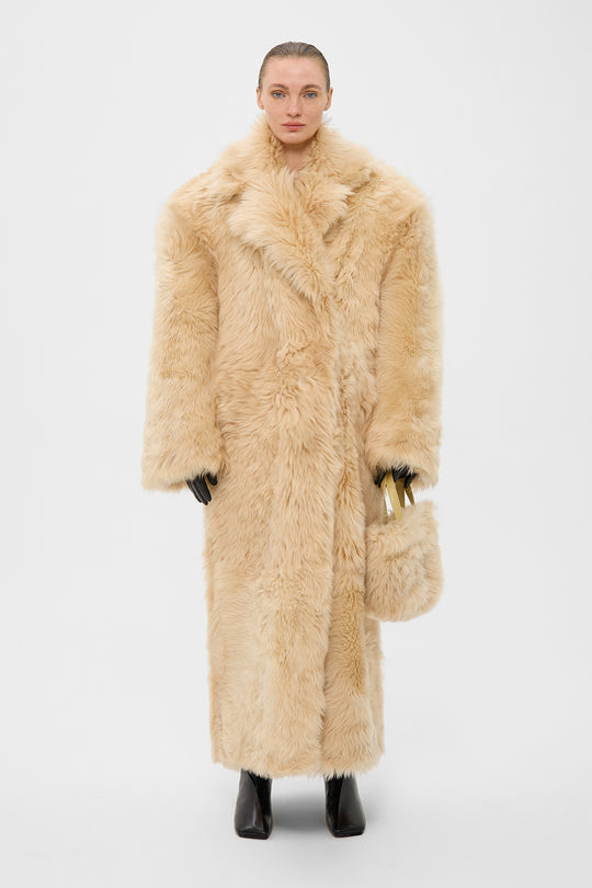 SAMANTHA SHEARLING COAT WITH WIDE SHOULDERS IN BEIGE