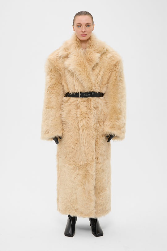 SAMANTHA SHEARLING COAT WITH WIDE SHOULDERS IN BEIGE