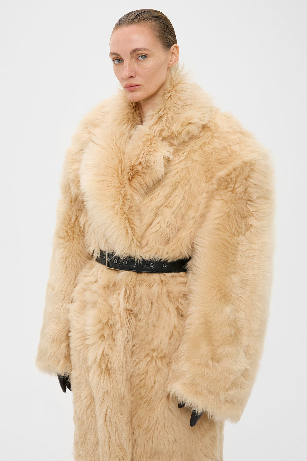 SAMANTHA SHEARLING COAT WITH WIDE SHOULDERS IN BEIGE