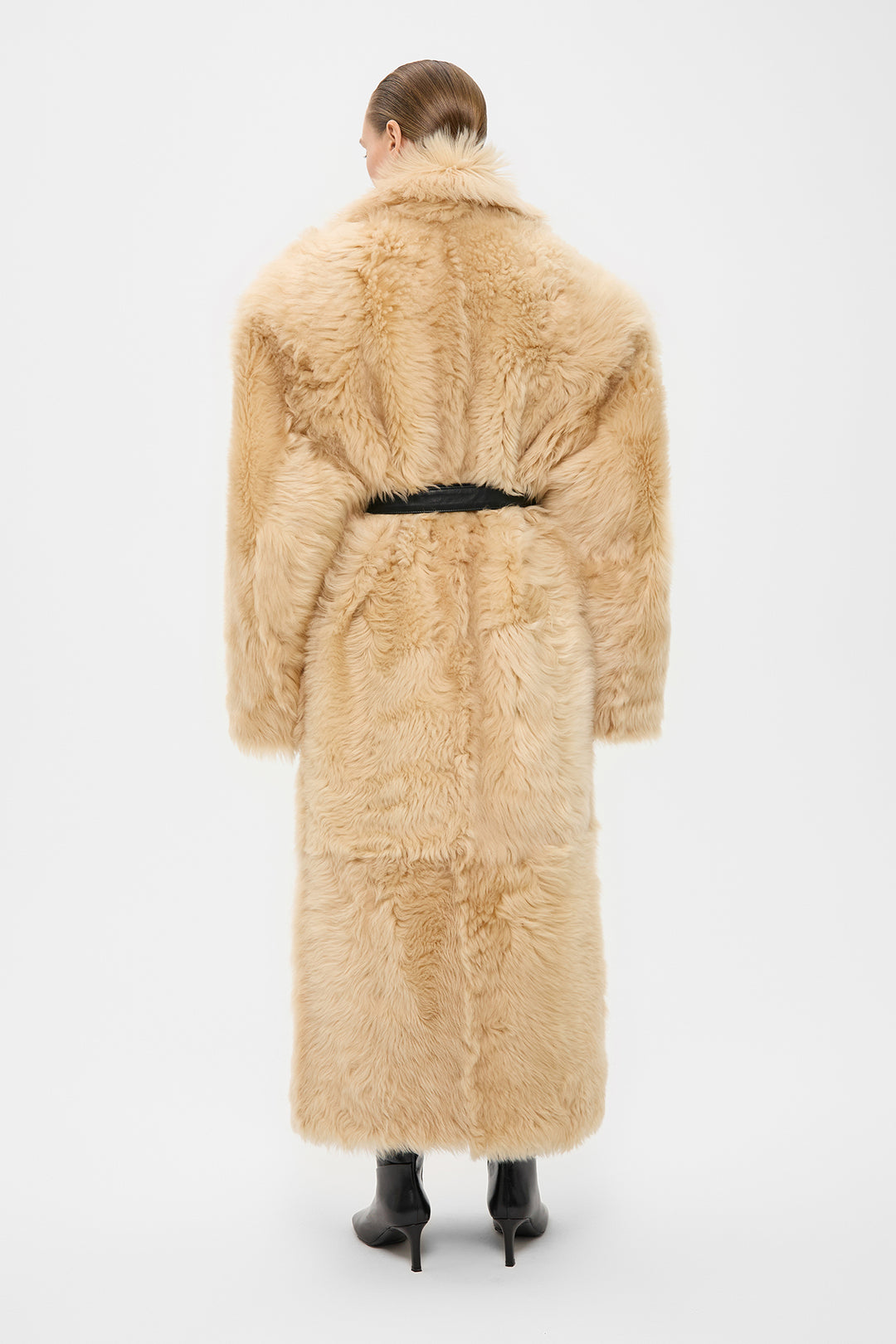 SAMANTHA SHEARLING COAT WITH WIDE SHOULDERS IN BEIGE