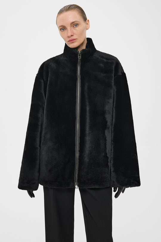 SILKY ELONGATED SHEARLING BOMBER JACKET IN BLACK