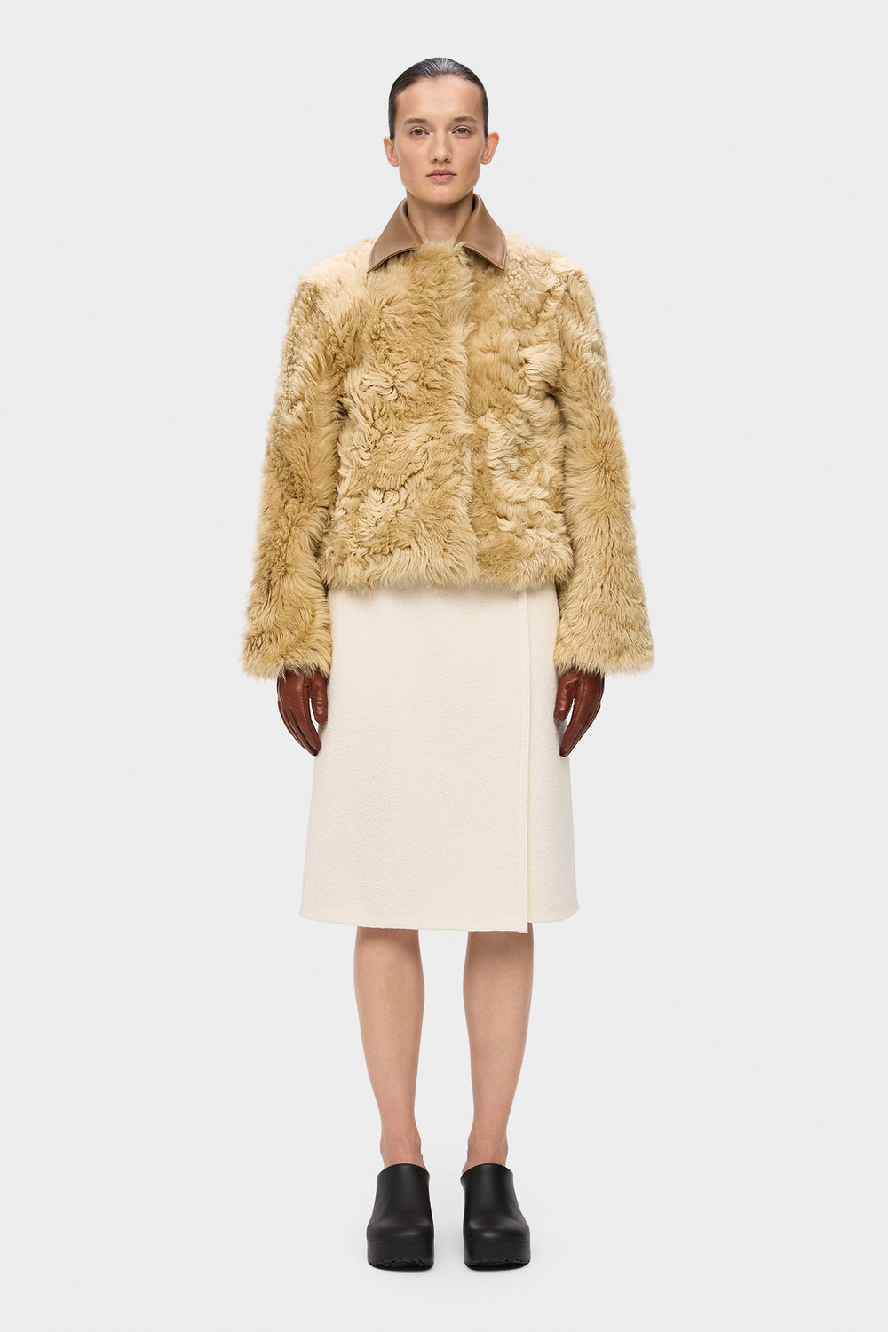 DERIHA SHORT SHEARLING COAT WITH REMOVABLE COLLAR IN BEIGE