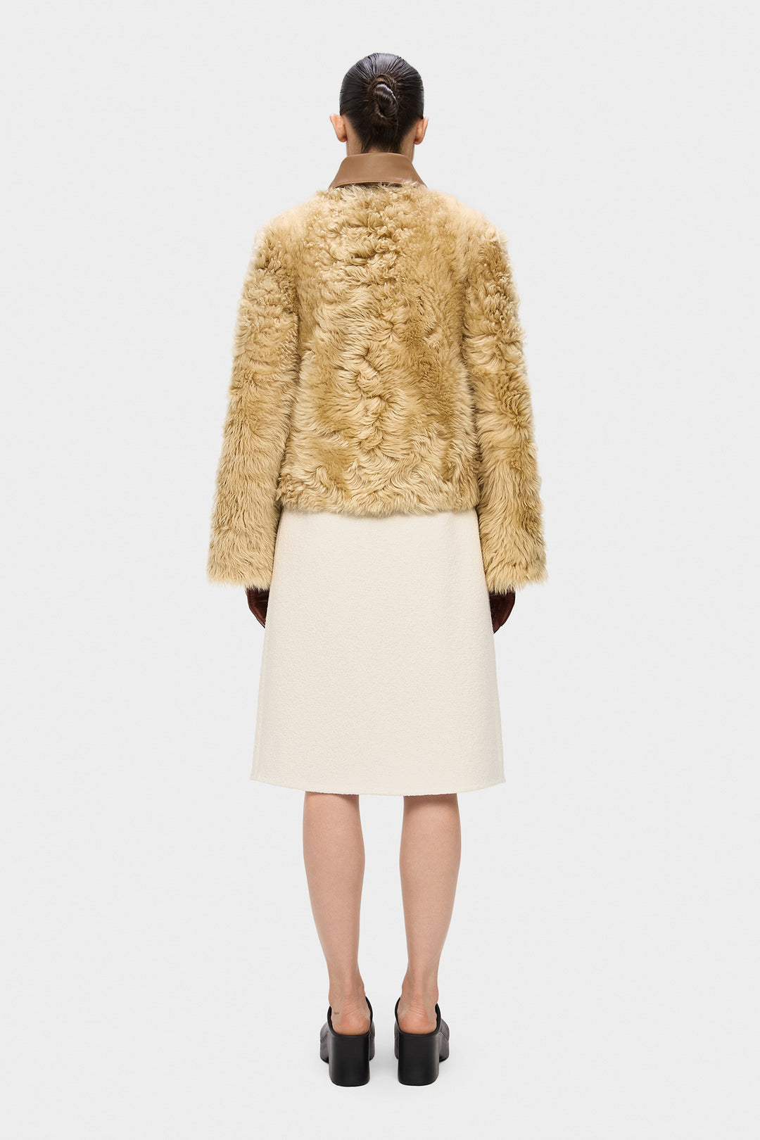 DERIHA SHORT SHEARLING COAT WITH REMOVABLE COLLAR IN BEIGE