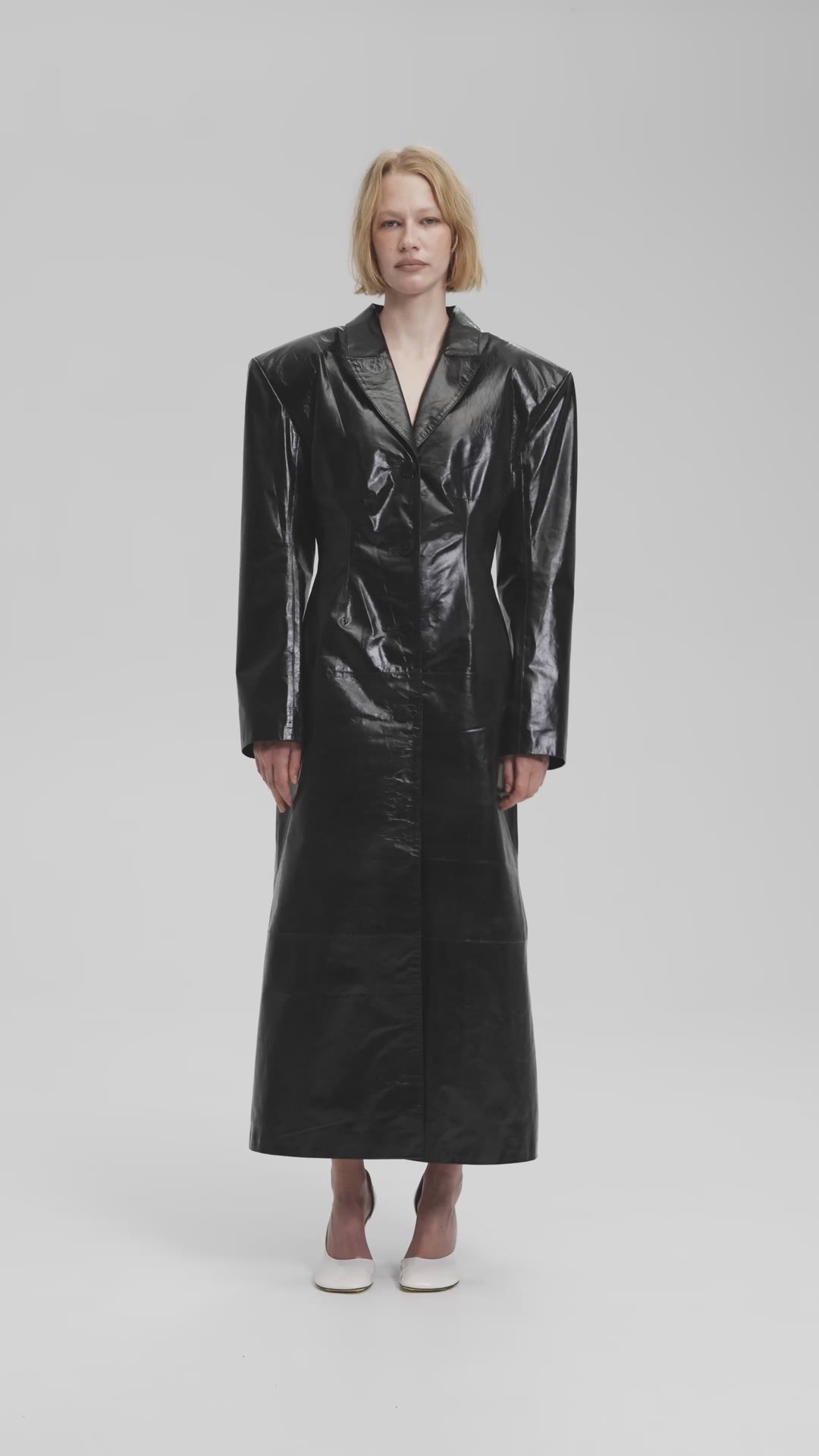 GIA SILHOUETTED LEATHER COAT IN VOID BLACK