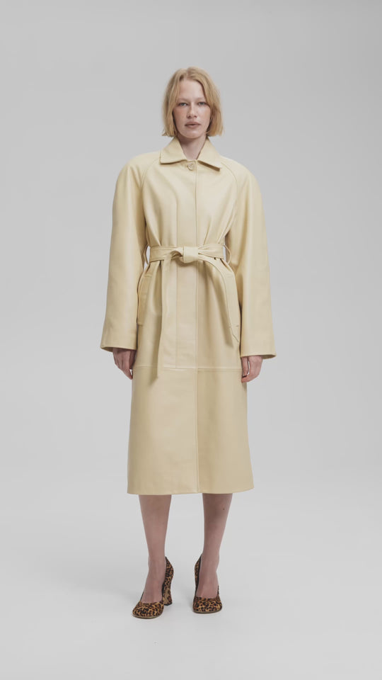 POLLY LEATHER COAT IN PALE BANANA