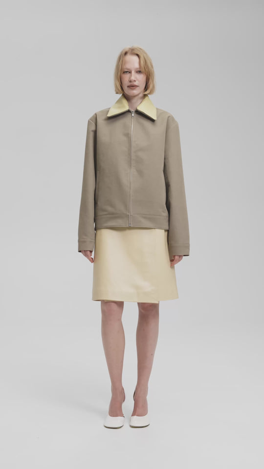 KRISTIN ELONGATED COTTON JACKET WITH DETACHABLE LEATHER COLLAR IN TAUPE