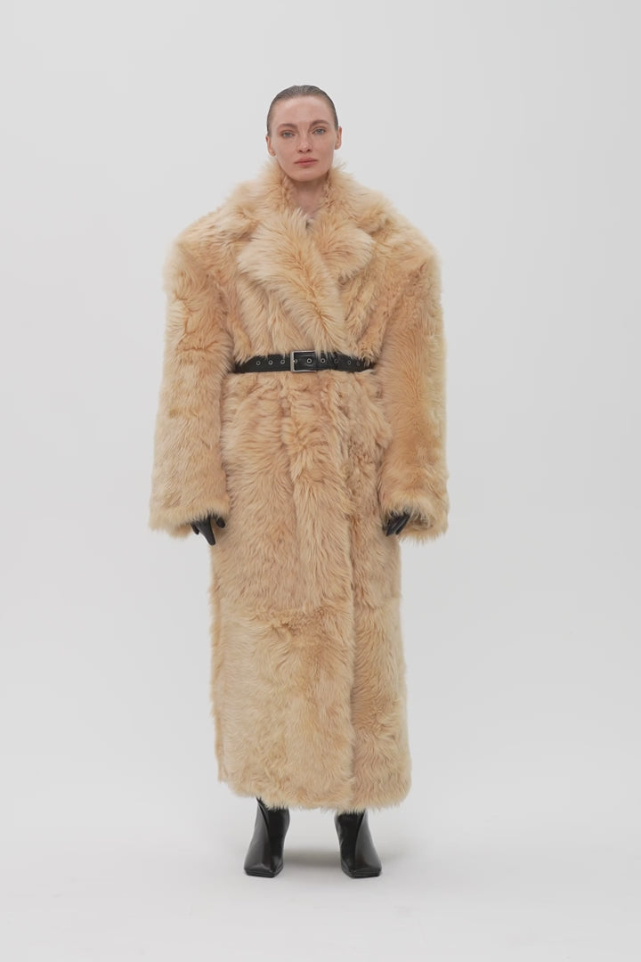 SAMANTHA SHEARLING COAT WITH WIDE SHOULDERS IN BEIGE