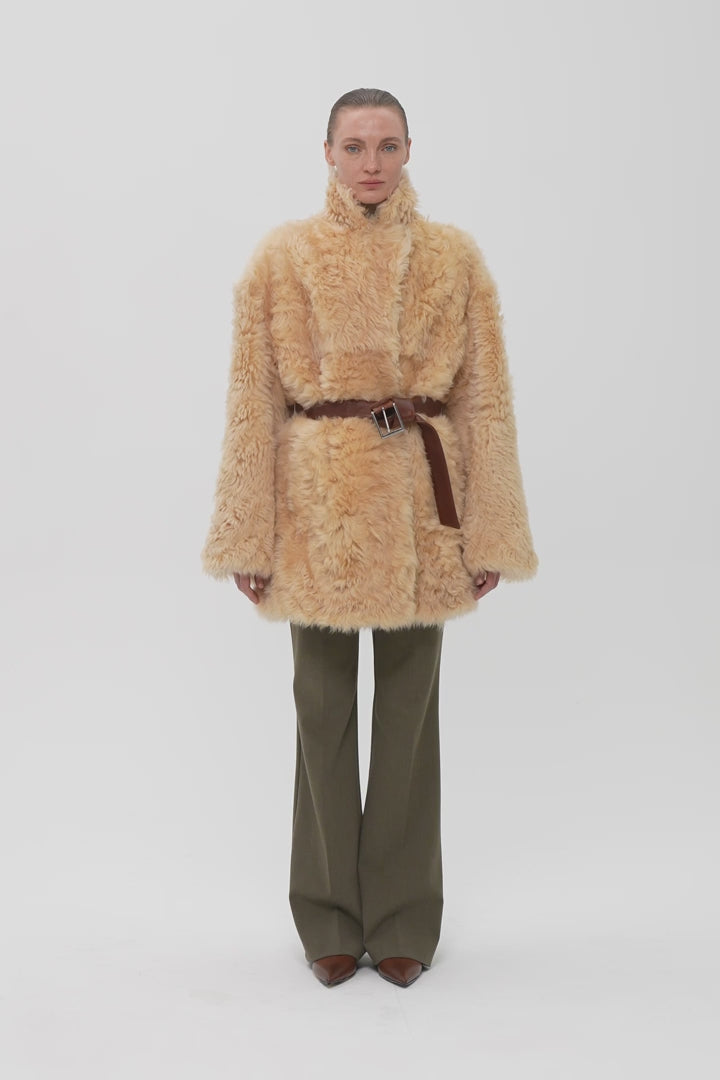 ELONGATED SHEARLING COAT IN BEIGE