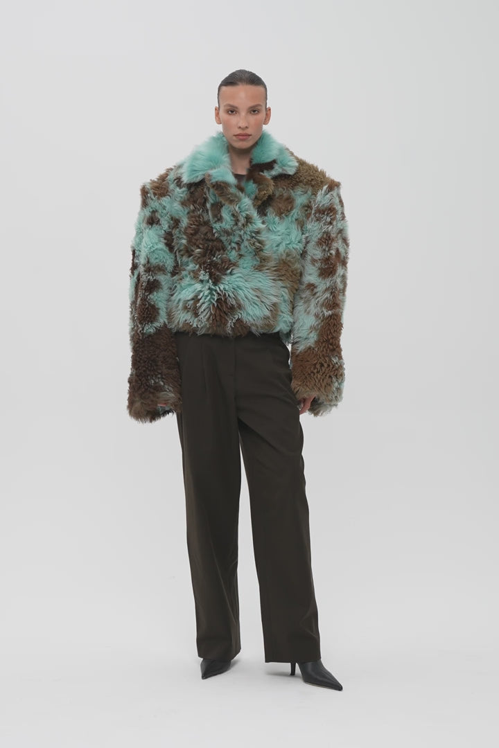 SAMANTHA CROPPED SHEARLING COAT WITH WIDE SHOULDERS IN BLUE COW PRINT